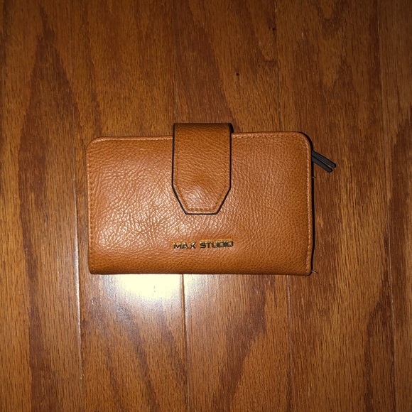 Max Studio Handbags - Max Studio Women’s Wallet🌻